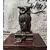 Foto de um(a) Coruja Bronze Anos 80, da categoria de Escultura. Coruja em broze com base em imbuia. A: 12,7 cm / L: 5,6 cm / P: 5,6 cm Base: 12,5 x 10 x 1,5 cm Peso: 521 g. Mostrado de uma perspectiva diferente. Vendido no marketplace Trésors.