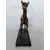 Foto de um(a) Escultura Cervo em Bronze, da categoria de Escultura. Cervo em bronze com base em madeira marmorizada, década de 1930. A: 24cm / P: 6cm / L: 19cm Base: 21 x 9 x 2cm. Mostrado de uma perspectiva diferente. Vendido no marketplace Trésors.