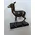 Foto de um(a) Escultura Cervo em Bronze, da categoria de Escultura. Cervo em bronze com base em madeira marmorizada, década de 1930. A: 24cm / P: 6cm / L: 19cm Base: 21 x 9 x 2cm. Mostrado de uma perspectiva diferente. Vendido no marketplace Trésors.