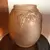Foto de um(a) Antigo Vaso Art Deco Assinado Vidro Satiné Moule Pressed, da categoria de Vasos. Lindo vaso francês em vidro satiné moule pressed, prensado e ricamente moldado a ácido com decoração de uvas e folhas.Art... Mostrado de uma perspectiva diferente. Vendido no marketplace Trésors.