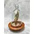 Foto de um(a) As Aventuras de Tintim, Hergé, com Redoma de Vidro, da categoria de Memorabilia de mídia e entretenimento. Tintim com capa de chuva, do livro o caranguejo das pinças de ouro. Figura icônica do seu criador hergé no ano de 1926. A:... Mostrado de uma perspectiva diferente. Vendido no marketplace Trésors.