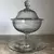 Foto de um(a) Antiga Bomboniere Compoteira Cristal Francês Saint Louis, da categoria de Garrafas, potes e jarros. Antiga e fina bomboniere com présentoir em cristal francês, da famosa manufatura Saint Louis. Ricamente lavrada à mão, com... Mostrado de uma perspectiva diferente. Vendido no marketplace Trésors.