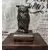 Foto de um(a) Coruja Bronze Anos 80, da categoria de Escultura. Coruja em broze com base em imbuia. A: 12,7 cm / L: 5,6 cm / P: 5,6 cm Base: 12,5 x 10 x 1,5 cm Peso: 521 g. Mostrado de uma perspectiva diferente. Vendido no marketplace Trésors.