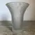 Foto de um(a) Antigo Lindo Vaso Art Deco Vidro Artístico Satiné Francês, da categoria de Vasos. Antigo e lindo vaso francês em vidro artístico ricamente moldado e prensado, trabalho feito a ácido, com folhas e frutos em... Mostrado de uma perspectiva diferente. Vendido no marketplace Trésors.