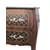 Foto de um(a) Comoda Bombê Xadrez Marchetaria e Bronze, da categoria de Cômodas e Sapateira. Esta magnífica cômoda estilo Bombê destaca-se pelo seu design curvilíneo imponente e pela riqueza de seus detalhes. O grande... Mostrado de uma perspectiva diferente. Vendido no marketplace Trésors.