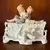 Foto de um(a) Antiga Escultura Floreira Em Biscuit Alemão Déposé Nouveau, da categoria de Escultura. Antigo bloco escultórico/floreira decorativa com figuras de crianças e cachorros, peça artística toda feita e pintada à mão... Mostrado de uma perspectiva diferente. Vendido no marketplace Trésors.