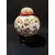 Foto de um(a) Potiche Chinês 90'S, da categoria de Garrafas, potes e jarros. Potiche chinês em porcela policromada com suporte em madeira entalhada e ebanizada, década de 1990.A: 14,5 cm / Diâmetro:... Mostrado de uma perspectiva diferente. Vendido no marketplace Trésors.