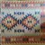 Foto de um(a) Tapete Kilim Paquistanês, Década de 1980, da categoria de Tapetes. Tapete kilim paquistanês antigo com motivo geométrico, década de 1980. Medidas: 2,37m x 2,56m. Mostrado de uma perspectiva diferente. Vendido no marketplace Trésors.