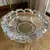 Foto de um(a) Antigo Lindo Cinzeiro Art Deco Cristal Francês Satiné, da categoria de Cinzeiros. Antigo e grande cinzeiro em grosso cristal francês, decoração de flores satiné. Art Deco.Altura 6cm Diâmetro 20cm. Mostrado de uma perspectiva diferente. Vendido no marketplace Trésors.