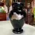 Foto de um(a) Antigo Raro Vaso Art Deco Opalina Negra E Prata De Lei, da categoria de Vasos. Antigo e raro vaso artístico em opalina negra com prata de lei. Linda decoração com aves, feita à mão. Período Art Deco.... Mostrado de uma perspectiva diferente. Vendido no marketplace Trésors.