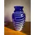 Foto de um(a) Antigo Vaso Jarro Murano Italiano Leitoso E Opalina Art Deco, da categoria de Vasos. ~ Cobalt blue Glass ~ Antigo e exuberante vaso artístico em Murano Italiano, cor azul cobalto com um trabalho leitoso em... Mostrado de uma perspectiva diferente. Vendido no marketplace Trésors.
