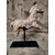Foto de um(a) Escultura Equina Fragmentada, da categoria de Escultura. Escultura equina fragmentada: técnica mista com pátina terracota envelhecida e base em ferro ebanizada. Peca única pelo... Mostrado de uma perspectiva diferente. Vendido no marketplace Trésors.