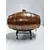 Foto de um(a) Barril de Cobre Oxidado, Década de 1940, da categoria de Outros utensílios de bar. Barril de cobre oxidado, com suporte em latão ebanizado, década de 1940. Torneira é decorativa, mas não impedindo o uso.... Mostrado de uma perspectiva diferente. Vendido no marketplace Trésors.