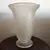 Foto de um(a) Antigo Vaso Art Deco Francês Em Vidro Artístico Satiné, da categoria de Vasos. Lindo vaso francês em vidro artístico satiné moule pressed, ricamente prensado e moldado a ácido com flores em relevo. Art... Mostrado de uma perspectiva diferente. Vendido no marketplace Trésors.