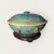 Foto de um(a) Tigela com tampa/sopeira em rico e vibrante padrão oriental, da categoria de Travessas e tigelas. Linda peça em porcelana com motivos orientais e suas cores características em fundo turquesa e detalhes em rosa, coral e... Mostrado de uma perspectiva diferente. Vendido no marketplace Trésors.