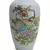 Foto de um(a) Vaso oriental com decorações de pavões, da categoria de Vasos. vaso oriental de porcelana branca esmaltada, decorado com com pintura policromada de pavões e peônias acompanhada de rico... Mostrado de uma perspectiva diferente. Vendido no marketplace Trésors.
