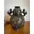 Foto de um(a) Antigo Raro Vaso Jarro Japonês Cães Fó Bronze Cloisonné XIX, da categoria de Vasos. Antigo e imponente vaso artístico com alças em bronze com Cloisonné, peça de excelente qualidade. Linda decoração com flores... Mostrado de uma perspectiva diferente. Vendido no marketplace Trésors.