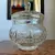 Foto de um(a) Antiga Grande Caixa Potiche Bomboniere Cristal Tcheco, da categoria de Garrafas, potes e jarros. Antiga e fina caixa bomboniere em cristal Tcheco, toda lapidada à mão. Fundo estrelado. Peça versátil e muito decorativa,... Mostrado de uma perspectiva diferente. Vendido no marketplace Trésors.