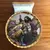 Foto de um(a) Arte Sacra Antigo Vaso De Parede Jesus Em Porcelana Saler, da categoria de Vasos. Antigo e decorativo vaso de parede em porcelana Saler, com linda decoração de Jesus Cristo abençoando as crianças e filetes... Mostrado de uma perspectiva diferente. Vendido no marketplace Trésors.