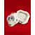 Foto de um(a) Porta Joia em Porcelana Branca e Floral Azul Cobalto, Década de 1970, da categoria de Porta-Jóias. Porta joia em porcelana branca com estampa floral em azul cobalto, década de 1970.A: 6 cm / L: 10,5 cm / P: 10,5 cm peso:... Mostrado de uma perspectiva diferente. Vendido no marketplace Trésors.