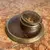 Foto de um(a) Antigo Raro Tinteiro Art Deco Em Bronze Francês, da categoria de Itens de Escritório. Antigo raro tinteiro Art Deco em bronze. Período Art deco. França. Meados do século XX.Diâmetro 13cm. Mostrado de uma perspectiva diferente. Vendido no marketplace Trésors.