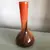 Foto de um(a) Antigo Jarro Vaso Alto Solitário Em Murano Italiano Laranja, da categoria de Vasos. Lindo vaso em Murano italiano feito à mão. Peça imponente. Período Art Deco. Cores vivas e brilhantes, muito decorativo. ... Mostrado de uma perspectiva diferente. Vendido no marketplace Trésors.