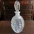 Foto de um(a) Antigo Perfumeiro De Coleção Em Vidro Francês, da categoria de Perfumeiros. Antigo perfumeiro de coleção em vidro francês, delicadamente prensado e moldado. Impecável. Altura 24cm. Mostrado de uma perspectiva diferente. Vendido no marketplace Trésors.