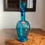 Foto de um(a) Antigo Perfumeiro Frasco Garrafa Vidro Murano Veneziano, da categoria de Garrafas. Antiga garrafinha em vidro artístico veneziano soufflé gomado, pintada à mão. Meados do século XX. Altura 21cm. Mostrado de uma perspectiva diferente. Vendido no marketplace Trésors.
