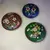 Foto de um(a) Antigas Caixinhas De Coleção Em Bronze Cloisonné, da categoria de Cestos e Caixas. Caixinhas em bronze com trabalho de esmalte feito a mão. Meados do século XX. Medem 5cm aproximadamente. Mostrado de uma perspectiva diferente. Vendido no marketplace Trésors.