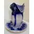 Foto de um(a) Jarra e prato em faiança alemã art nouveau 1900-1911, da categoria de Jarros. Jarra e prato em faiança alemã art nouveau entre anos 1900 a 1911 em azul cobalto medindo 38A x 35L com prato de 35Ø no mais... Mostrado de uma perspectiva diferente. Vendido no marketplace Trésors.
