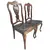 Foto de um(a) Par de Cadeiras Chippendale em Imbuia Maciça com Assento em Couro, da categoria de Outras cadeiras. Raro e imponente par de cadeiras de sala de jantar (sem braços) confeccionado em imbuia maciça, padrão construtivo de meados... Mostrado de uma perspectiva diferente. Vendido no marketplace Trésors.