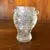 Foto de um(a) Antigo E Pequeno Vaso De Coleção Vidro Francês Art Deco, da categoria de Vasos. Antigo e pequenino vasinho de coleção em vidro Francês Art Deco. Década de 1950. Altura 6cm. Mostrado de uma perspectiva diferente. Vendido no marketplace Trésors.