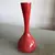 Foto de um(a) Antigo Grande Jarro Vaso Art Deco Murano Italiano Vermelho, da categoria de Vasos. Lindo vaso em Murano italiano feito à mão. Peça imponente.Período Art Deco. Cores vivas e brilhantes, muito decorativo. ... Mostrado de uma perspectiva diferente. Vendido no marketplace Trésors.