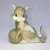 Foto de um(a) Antiga Escultura Bibelô Gato Porcelana Espanhola Miquel Requena, da categoria de Escultura. Miquel Requena. Antiga e delicada escultura, bibelô de gatinho brincando com lã, feita à mão, em porcelana artística... Mostrado de uma perspectiva diferente. Vendido no marketplace Trésors.