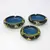 Foto de um(a) Antigo Trio De Cinzeiros Orientais Em Bronze Cloisonné, da categoria de Cinzeiros. Antigos e lindos cinzeiros orientais feitos à mão em Cloisonné. Decorados com flores e folhagens, com esmalte azul na parte... Mostrado de uma perspectiva diferente. Vendido no marketplace Trésors.