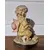 Foto de um(a) Bela escultura decorativa em resina, da categoria de Modelos e estatuetas. Esta delicada escultura decorativa retrata uma menina ajoelhada vestindo um gracioso vestido amarelo, segurando... Mostrado de uma perspectiva diferente. Vendido no marketplace Trésors.