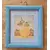 Foto de um(a) Encanto Vintage: Quadro Decorativo de Marmelo, da categoria de Gravuras. Este delicado quadro pequeno de 15x13cm traz uma charmosa ilustração clássica de um marmelo em tons suaves, emoldurada por... Mostrado de uma perspectiva diferente. Vendido no marketplace Trésors.