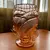 Foto de um(a) Antigo Vaso Jarro Art Deco Em Vidro Inglês Sowerby Glass, da categoria de Vasos. Sowerby Glass. Antigo e lindo vaso inglês em vidro artístico trabalhado com total influência do período Art Deco. Peça... Mostrado de uma perspectiva diferente. Vendido no marketplace Trésors.