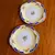 Foto de um(a) Antigo Par De Pratos Com Alças Porcelana Inglesa Grindley, da categoria de Pratos Decorativos. Grindley - England. Antigo par de pratos com alças, para servir ou decorar. Porcelana inglesa com filetes em ouro, decoração... Mostrado de uma perspectiva diferente. Vendido no marketplace Trésors.
