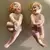 Foto de um(a) Antigo Par Bibelôs Esculturas De Bebês Em Biscuit Alemão, da categoria de Escultura. Antigo par de esculturas artísticas representando bebês, moldadas e pintadas à mão em biscuit alemão. Início do século XX.... Mostrado de uma perspectiva diferente. Vendido no marketplace Trésors.
