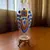 Foto de um(a) Antigo Vaso Artístico Vidro Veneziano Pintado Art Nouveau, da categoria de Vasos. Antigo e elegante vaso em vidro artístico veneziano, linda pintura feita à mão com detalhes em ouro. Pés em bronze francês... Mostrado de uma perspectiva diferente. Vendido no marketplace Trésors.