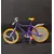 Foto de um(a) Mini Bicicleta Barbie Anos 90, da categoria de Móveis e miniaturas para bonecas. Miniatura de bicicleta em plástico com pneus em borracha amarela com garradeiras. Sem marca do fabricante, década de 1990,... Mostrado de uma perspectiva diferente. Vendido no marketplace Trésors.