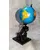 Foto de um(a) Globo Terrestre de Mesa Buldogue Francês, Peça Única Pelo Designer Marcelus Ribas, da categoria de Globos. Globo terrestre com base de bulldog francês: bulldog em vinil, ebanizada sobre base de madeira, haste em acrílico com... Mostrado de uma perspectiva diferente. Vendido no marketplace Trésors.