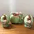 Foto de um(a) Antigo Conjunto Saleiro Pimenteiro Porta Guardanapo Majolica, da categoria de Saleiros e pimenteiros. Antigo conjunto composto por saleiro, pimenteiro e porta guardanapos em porcelana alemã, no formato de frutas. Peças muito... Mostrado de uma perspectiva diferente. Vendido no marketplace Trésors.