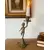 Foto de um(a) Castiçal em bronze, da categoria de Castiçais. Castiçal em bronze. 21 cm altura. Mostrado de uma perspectiva diferente. Vendido no marketplace Trésors.