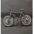 Foto de um(a) Mini Bicicleta anos 90, da categoria de Outros colecionáveis. Miniatura de bicicleta em plástico com pneus em borracha. Sem marca do fabricante, década de 1990 A: 16,5 cm L: 26,5 cm P:... Mostrado de uma perspectiva diferente. Vendido no marketplace Trésors.