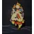 Foto de um(a) Boneca Porcelana e Tecido, Per Bambino, Década de 1990, da categoria de Bonecas. Boneca com membros e cabeça em porcelana, corpo em tecido/enchimento. Vestido original, cabelos de vinil e acompanha suporte... Mostrado de uma perspectiva diferente. Vendido no marketplace Trésors.