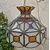 Foto de um(a) ​Lustre pendente antigo em estilo Tiffany, da categoria de Lustres. Lustre pendente antigo em estilo Tiffany, fabricado originalmente entre as décadas de 1960 e 1970.Ele se destaca por sua... Mostrado de uma perspectiva diferente. Vendido no marketplace Trésors.