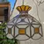 Foto de um(a) ​Lustre pendente antigo em estilo Tiffany, da categoria de Lustres. Lustre pendente antigo em estilo Tiffany, fabricado originalmente entre as décadas de 1960 e 1970.Ele se destaca por sua... Mostrado de uma perspectiva diferente. Vendido no marketplace Trésors.