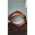Foto de um(a) Espelho Oval em Madeira nobre entalhada, da categoria de Espelhos. Antigo espelho no formato oval com moldura em madeira nobre entalhada. Frisos na borda e acabamentos com laçarotes. Medindo:... Mostrado de uma perspectiva diferente. Vendido no marketplace Trésors.